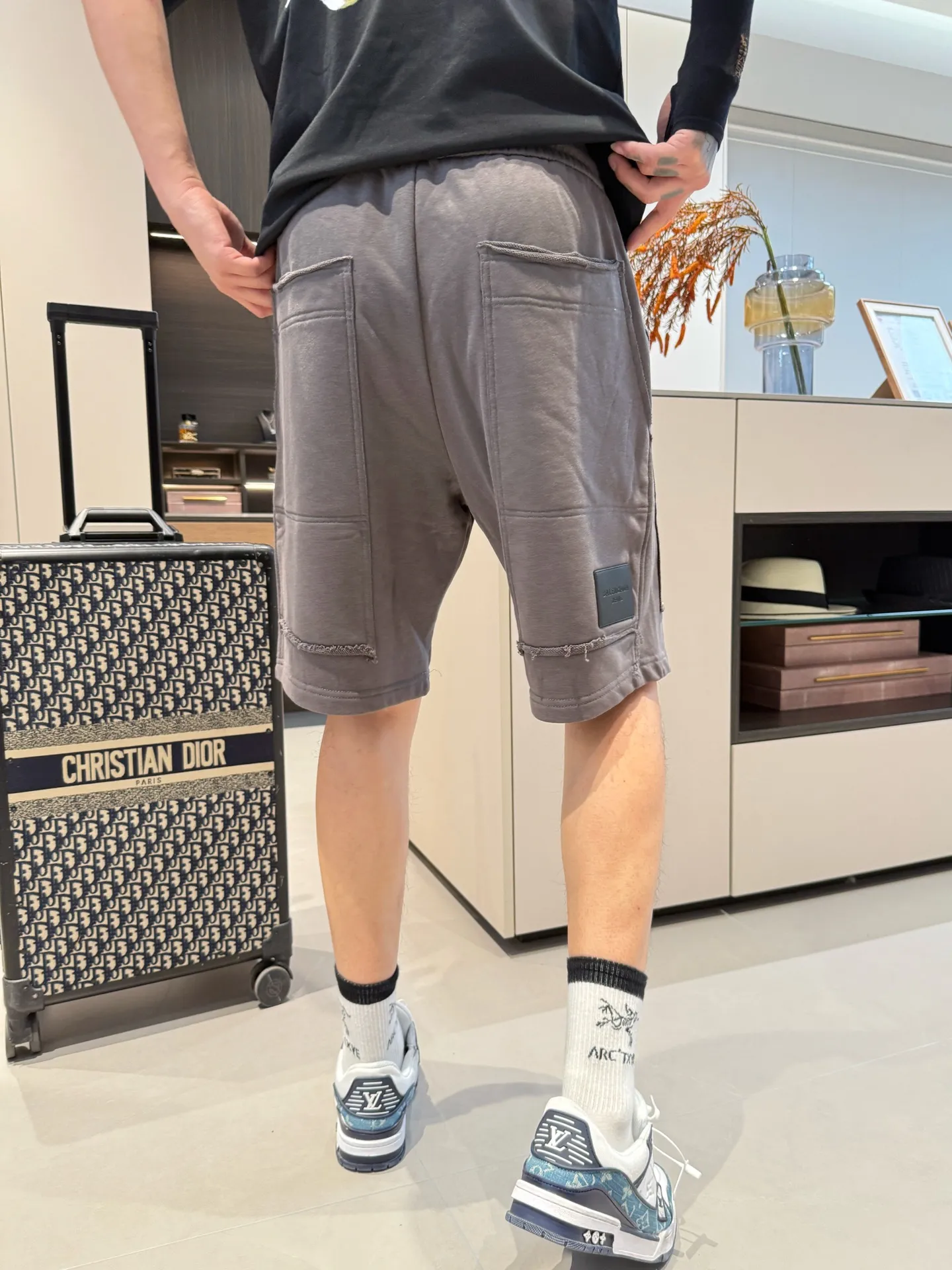 Balenciaga's three-standard complete 2026 summer New Arrival men's casual shorts, advanced custom-made Breathable fabric, Breathable fabric, extremely stretchy and comfortable, impeccable details, top-grade accessories, original logo design concept, delicate and soft feel! The upper body fit is awesome! Size: M-XXXL Please state your height and weight when ordering